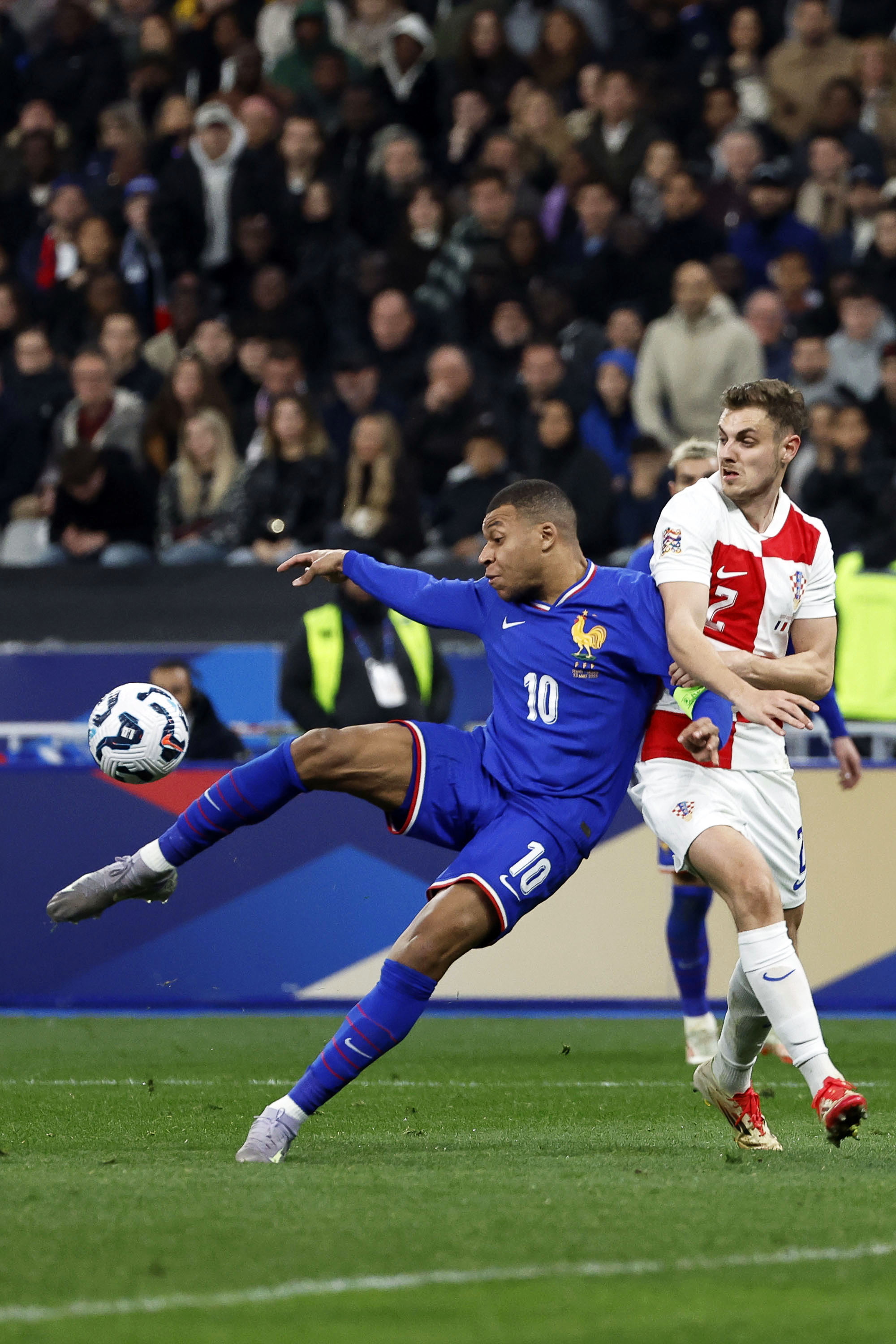 关于欧国联赛上演紧张对战，两队势均力敌的信息