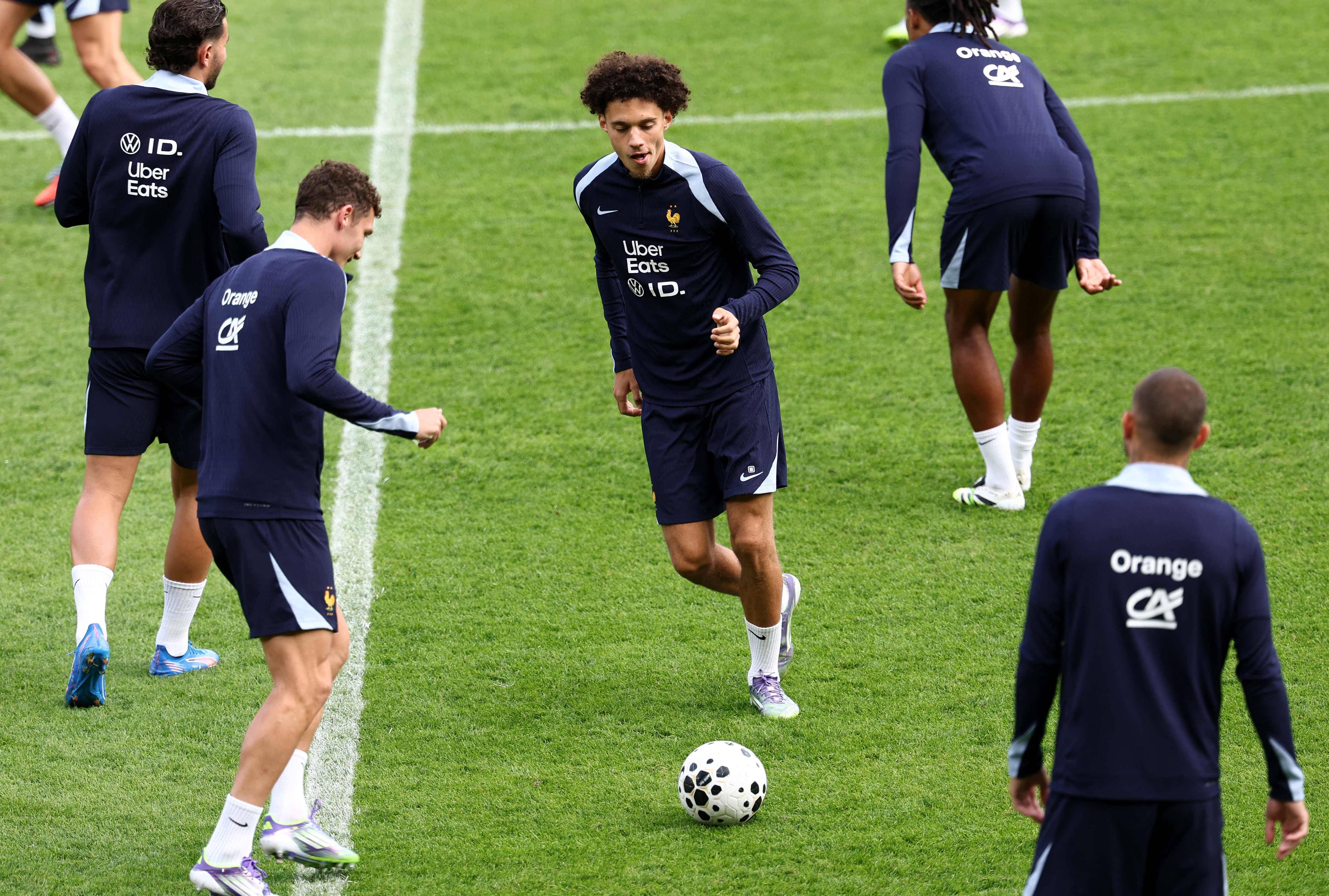 爱游戏下载-关于世界杯预选赛即将开始，球员们备战加紧的信息