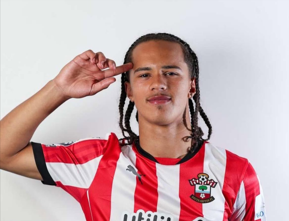 曼联青训新星崭露头角迎挑战