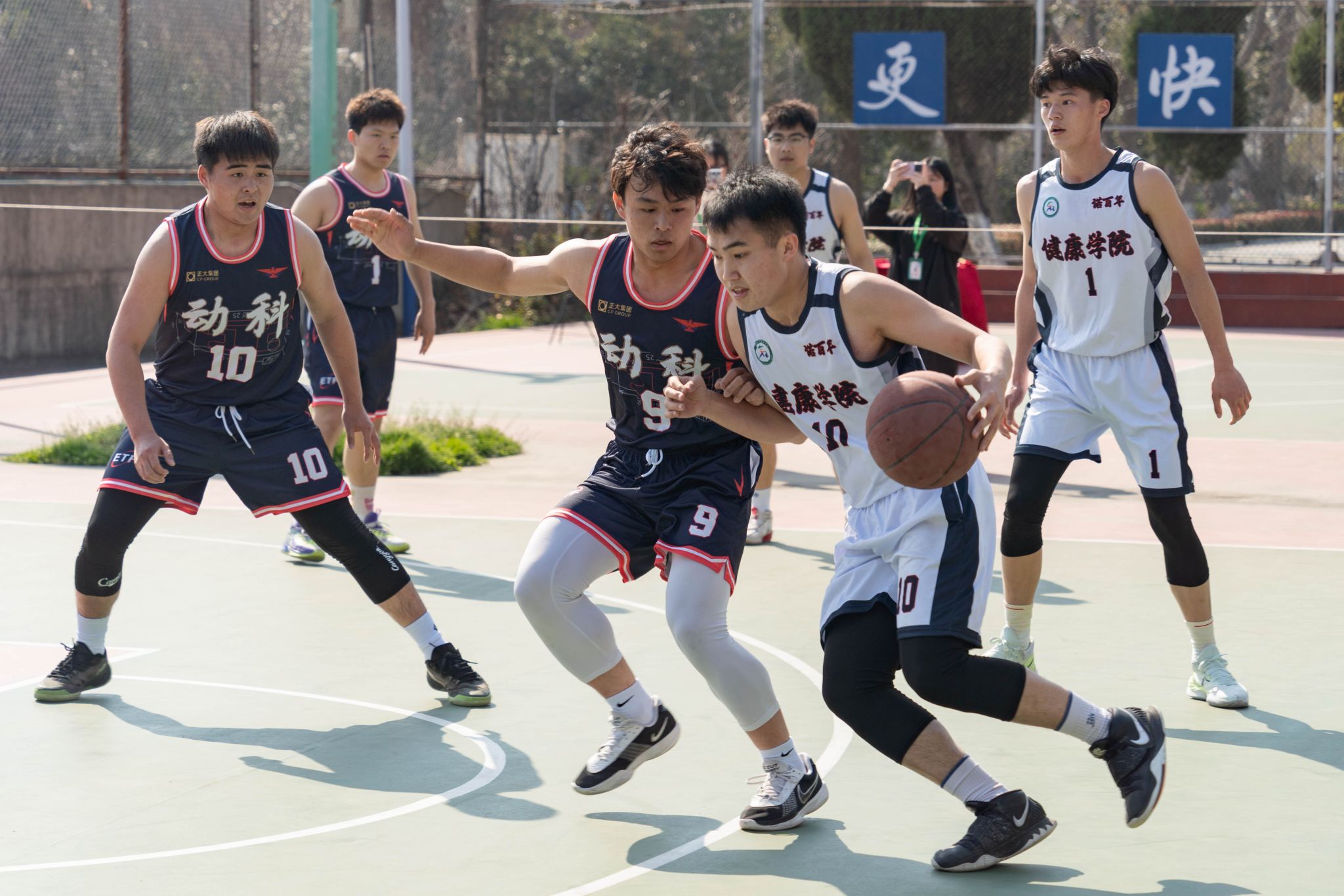高校篮球职业联赛启动,吸引球员争相报名的简单介绍 高校篮球职业联赛启动,吸引球员争相报名的简单介绍