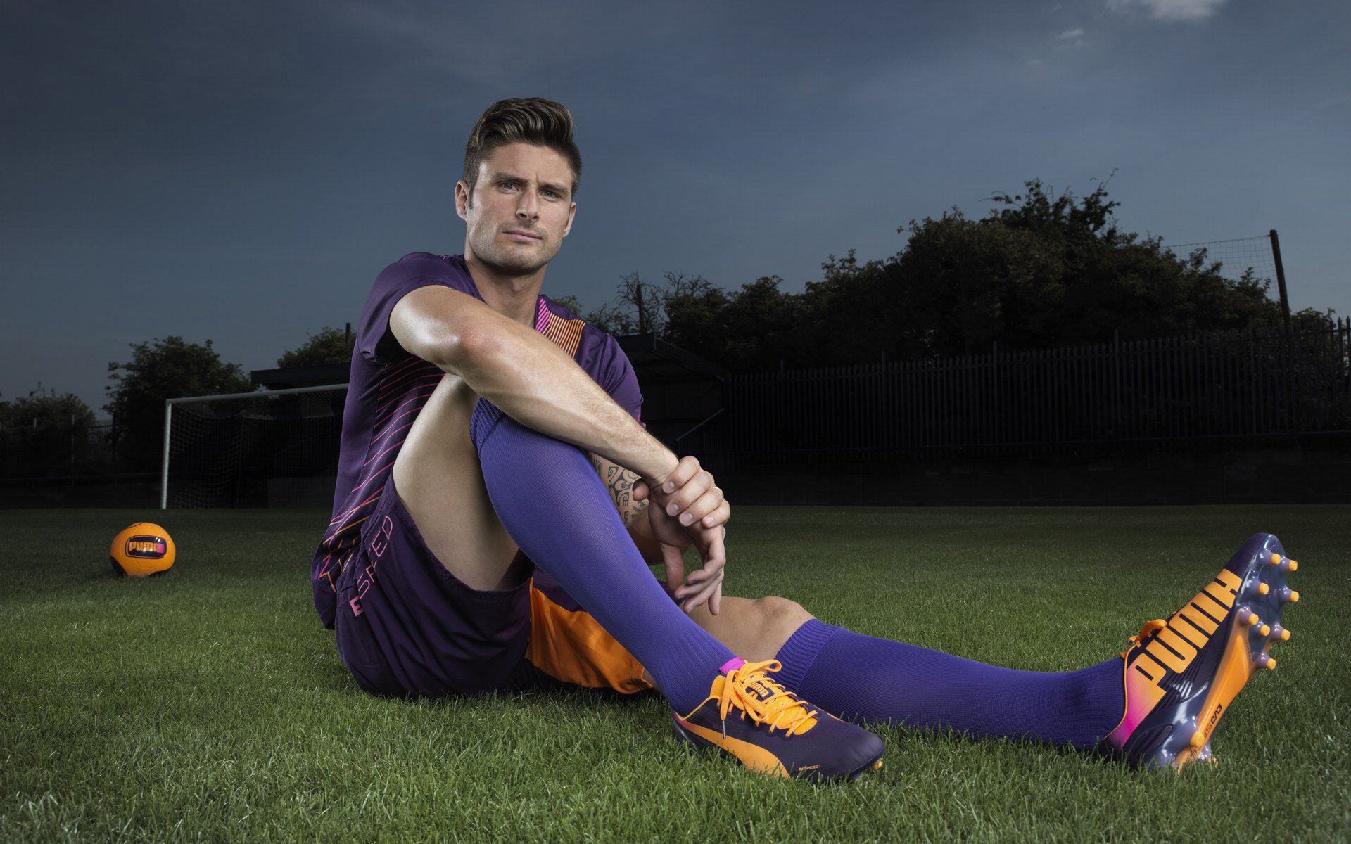 艺术与钢铁的碰撞，佛罗伦萨鏖战荷兰，穆勒在德甲决战中挥洒大师笔触